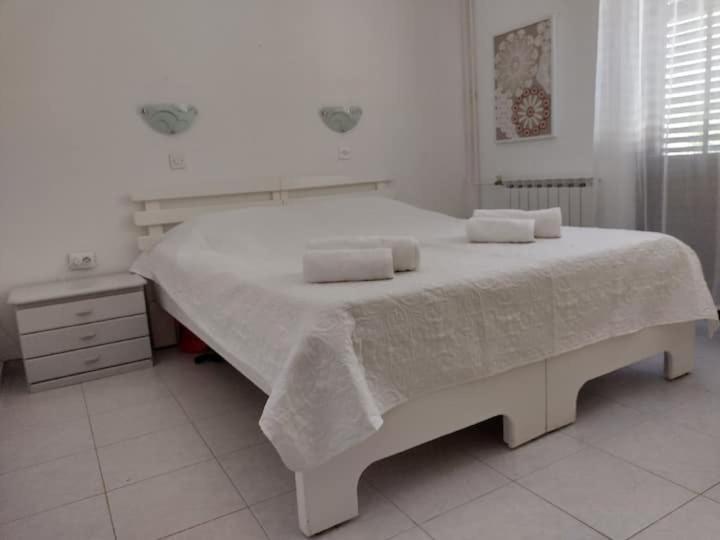 Villa Kadinela, 200M From Kamenjak, Huge Quiet Garden With Barbecue, 2 New Kitchens Premantura Exterior photo
